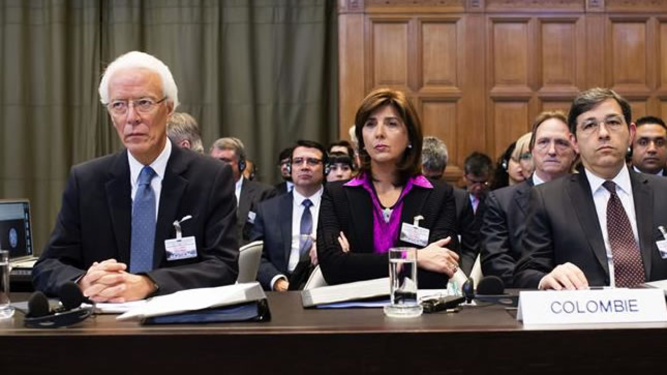 Seis abogados defendieron a Colombia en el caso de la Haya