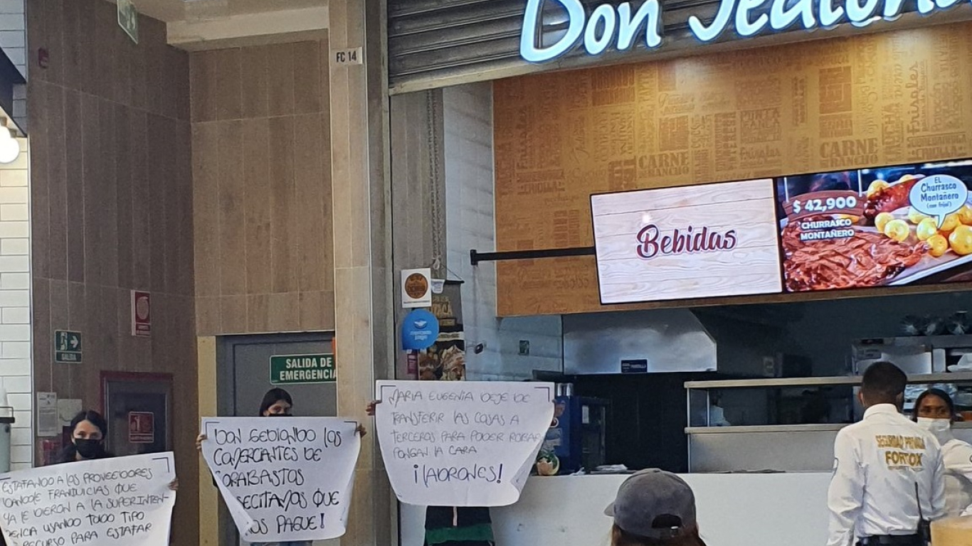 Proveedores protestan en restaurante de Don Jediondo