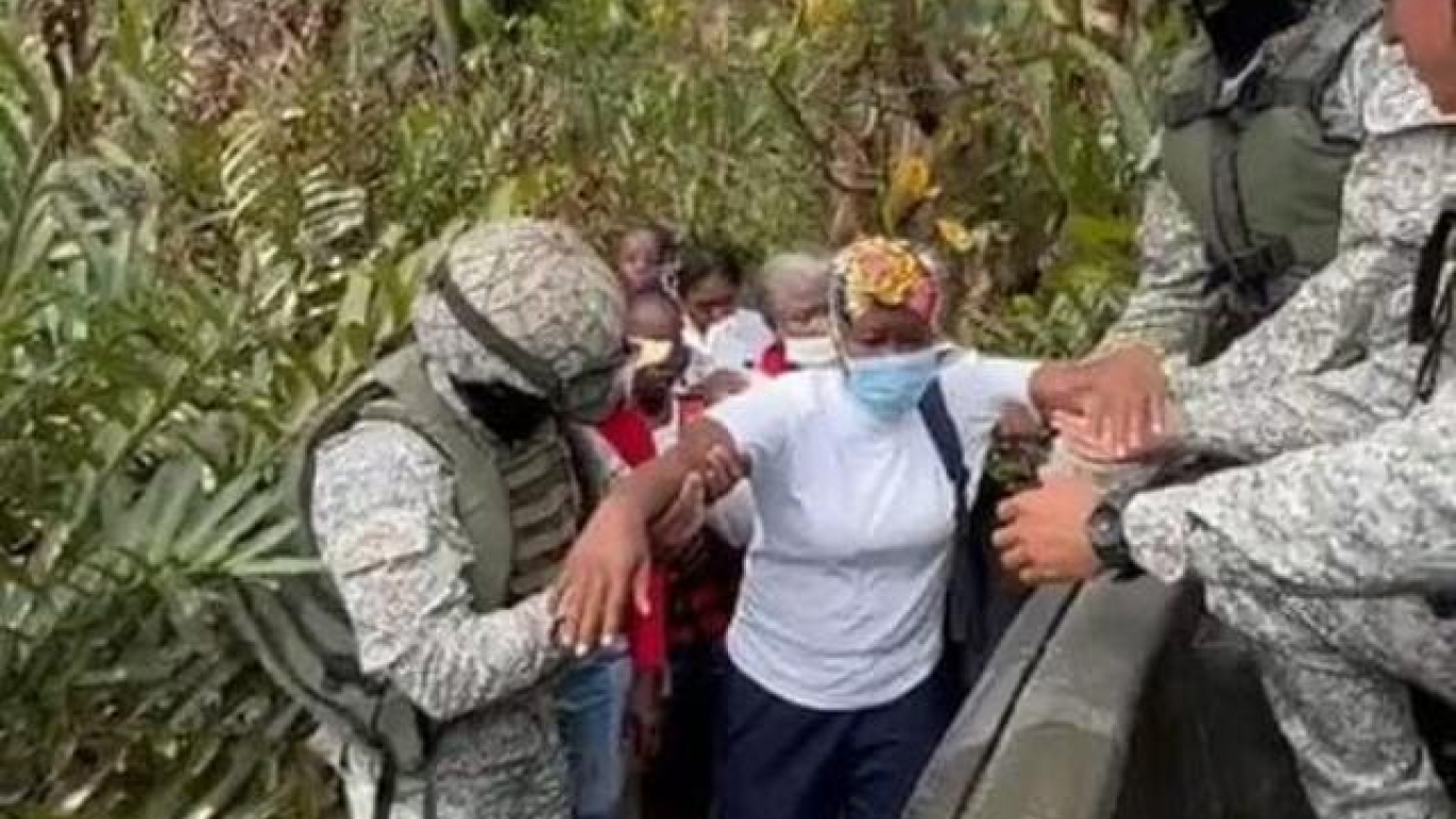 Rescatan a 14 personas de una embarcación que había sido robaba en Buenaventura