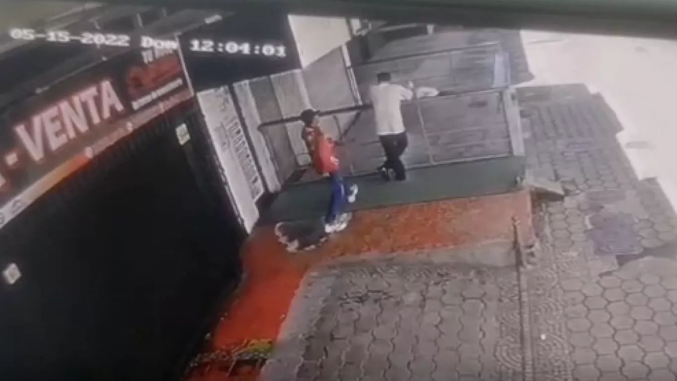 En video quedó el momento en el que un delincuente ataca con una roca a un ciudadano para robarlo