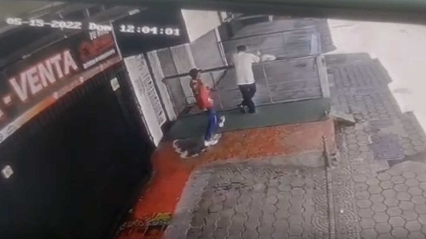 En video quedó el momento en el que un delincuente ataca con una roca a un ciudadano para robarlo