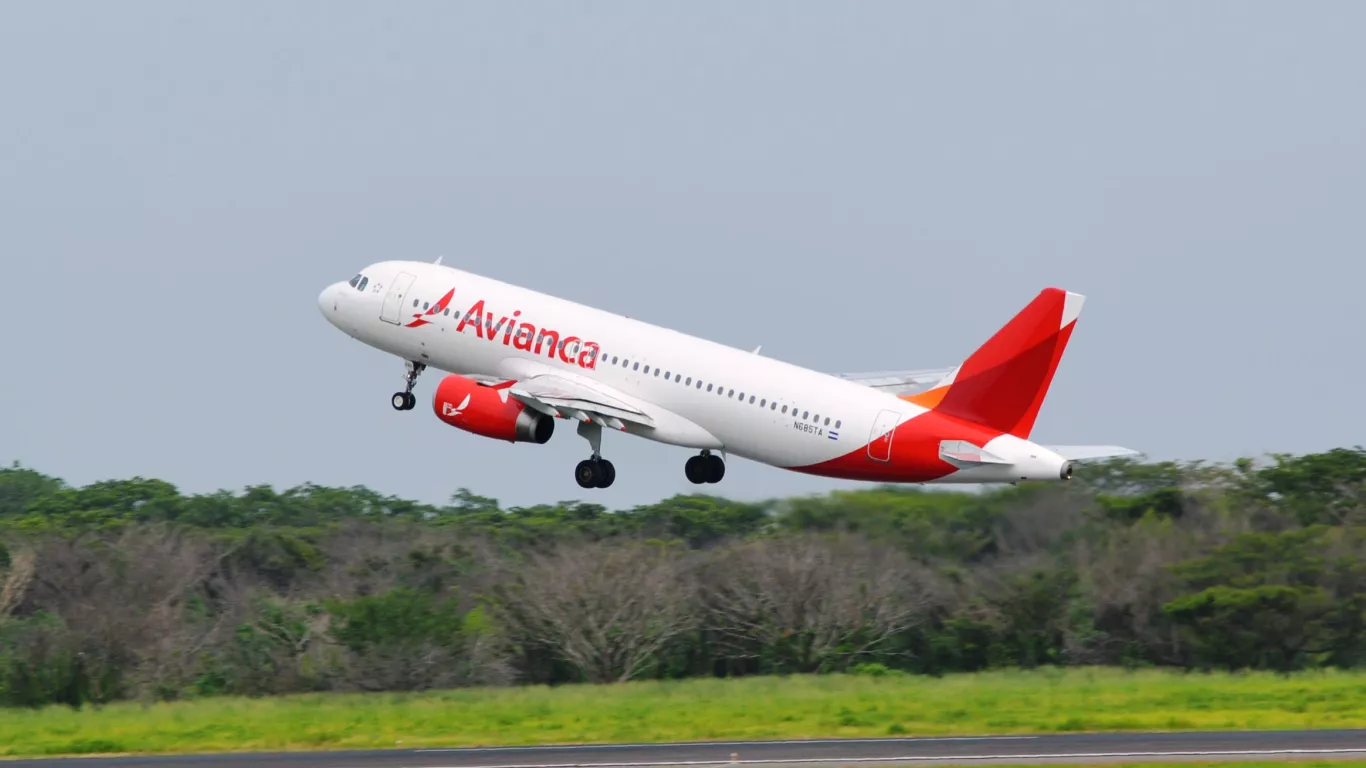 Pasajero intentó abrir la puerte de un avión en pleno vuelo