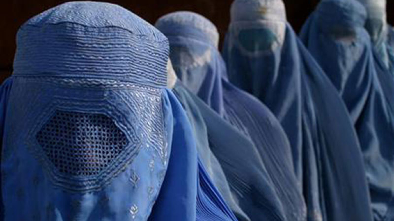 Talibanes obligan a mujeres afganas a usar el burka