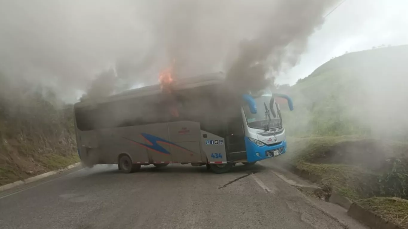 Balance del paro armado: carros incinerados y estaciones de policía atacadas