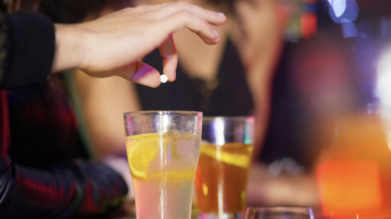 Iniciativa en España busca que discotecas tapen los vasos para reducir el riesgo de violación