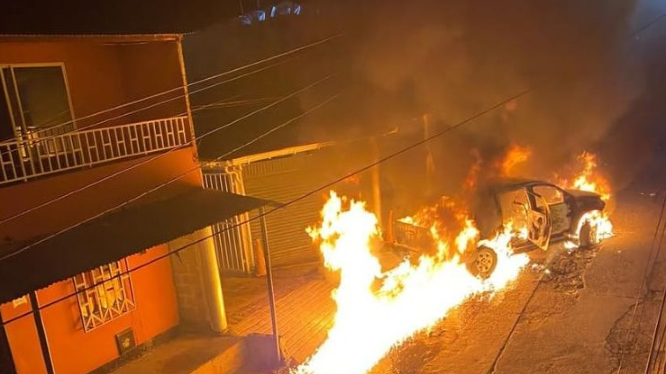 Paro armado: Vehículo fue incinerado con el conductor dentro en Segovia, Antioquia