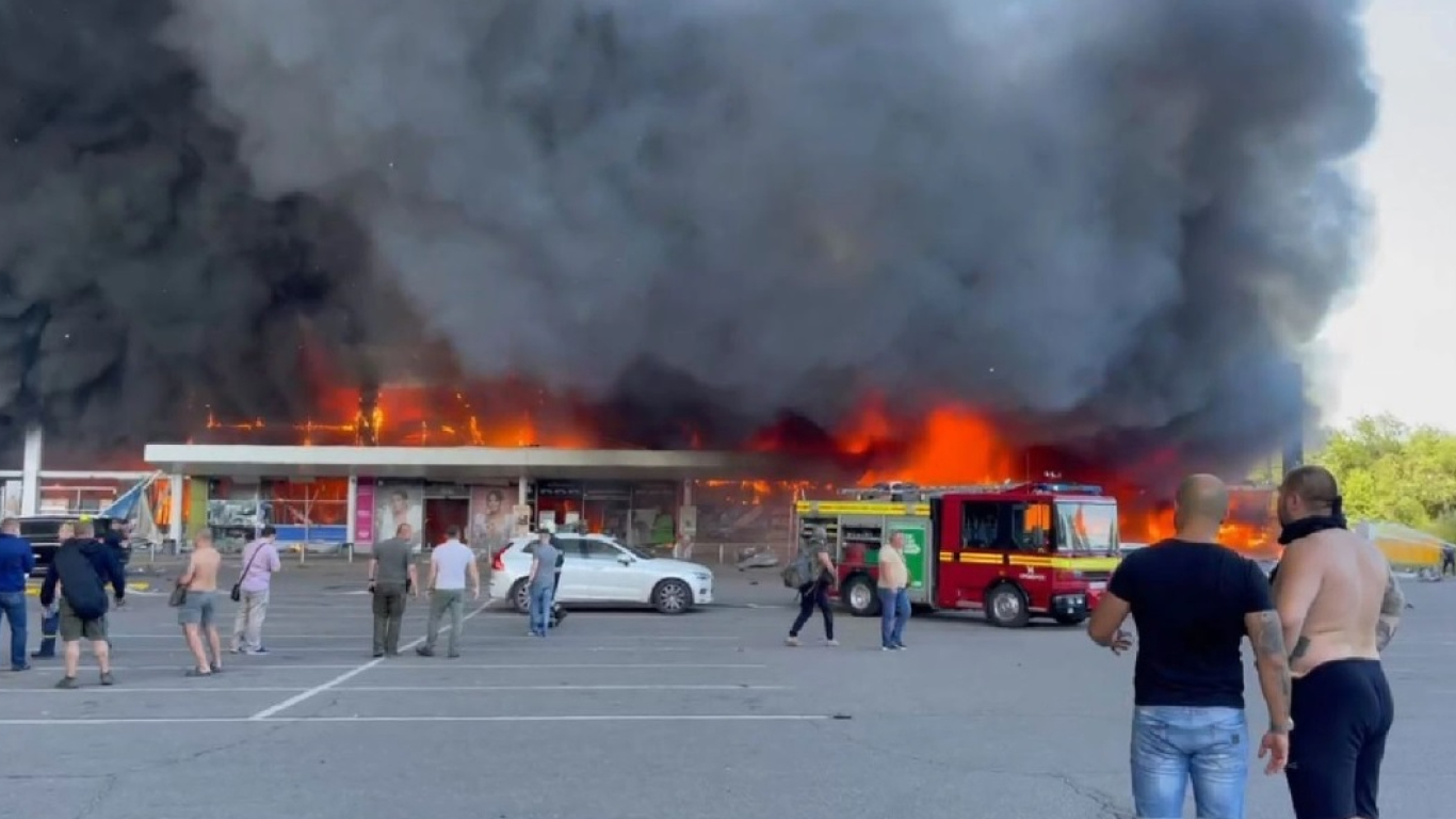 Al menos dos muertos tras ataque ruso a centro comercial en Kremenchuk, Ucrania