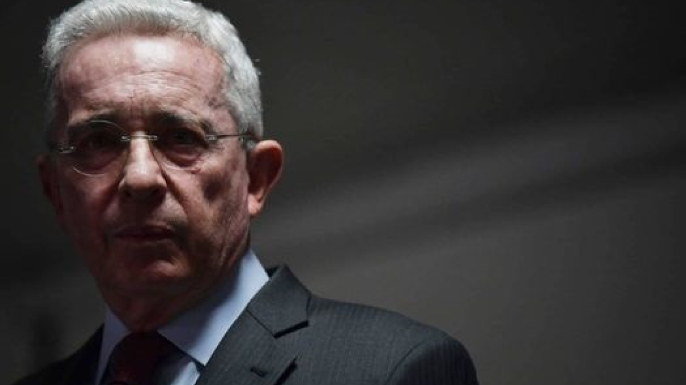 Álvaro Uribe aceptó reunirse con Gustavo Petro