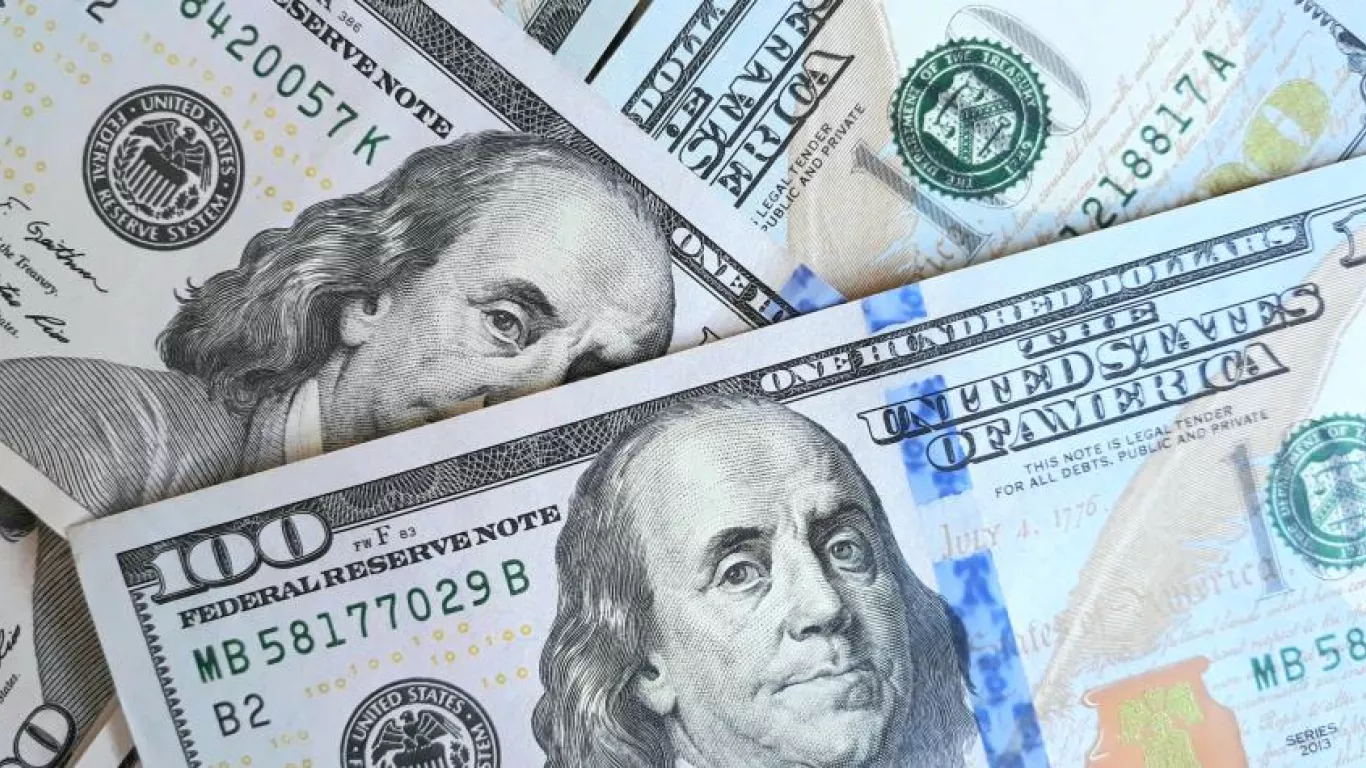 El dólar sigue en retroceso: cerró jornada por debajo de los $4.400