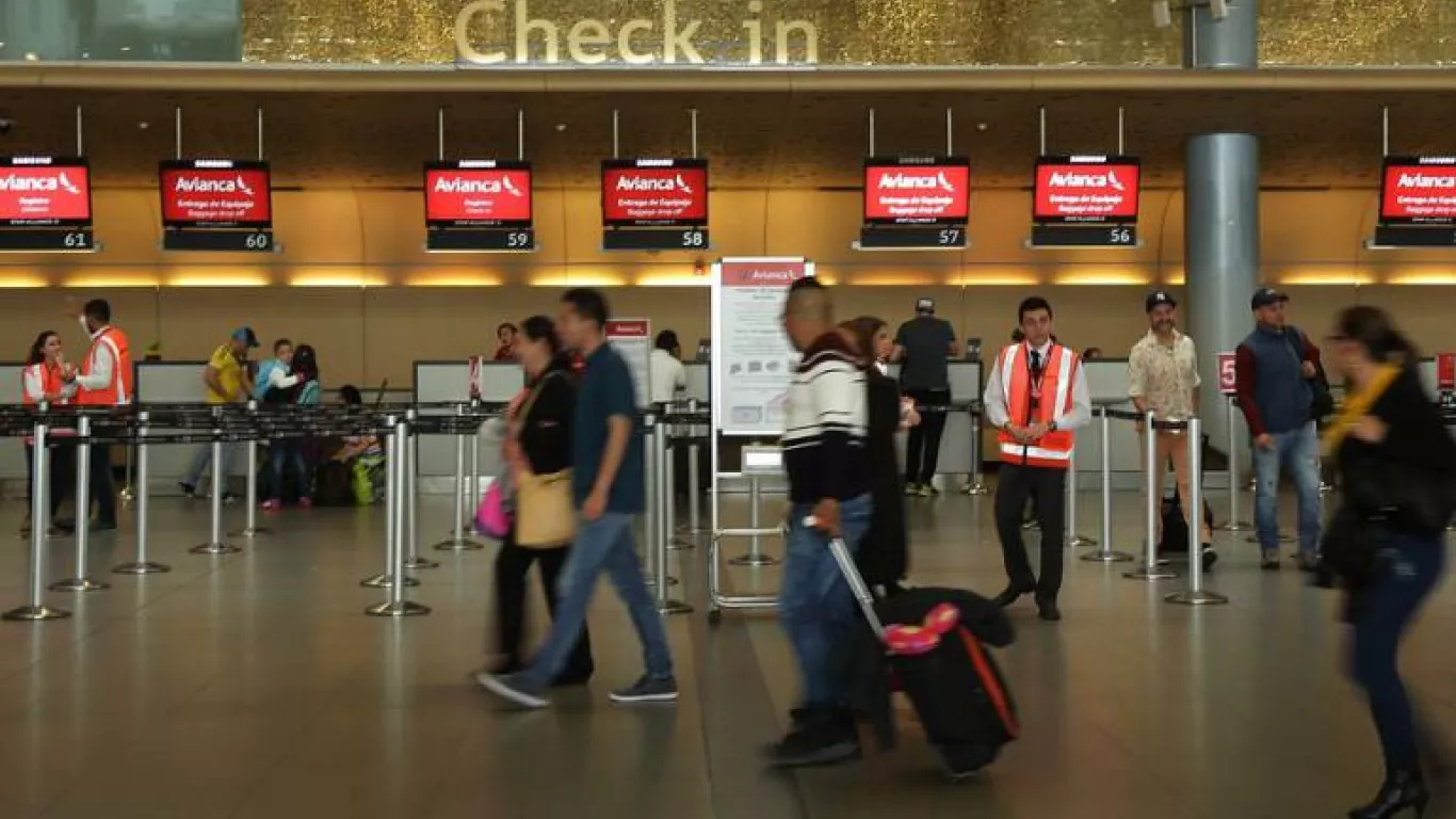 Multimillonaria multa contra 19 aerolíneas por irrespetar reservas de viajeros