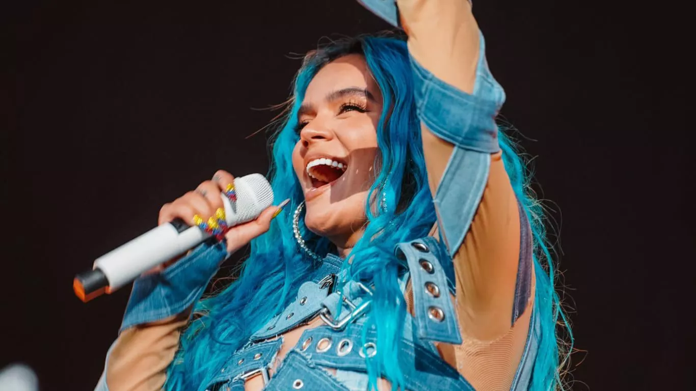 Karol G "cierra el ciclo" y se despide de su cabello azul 