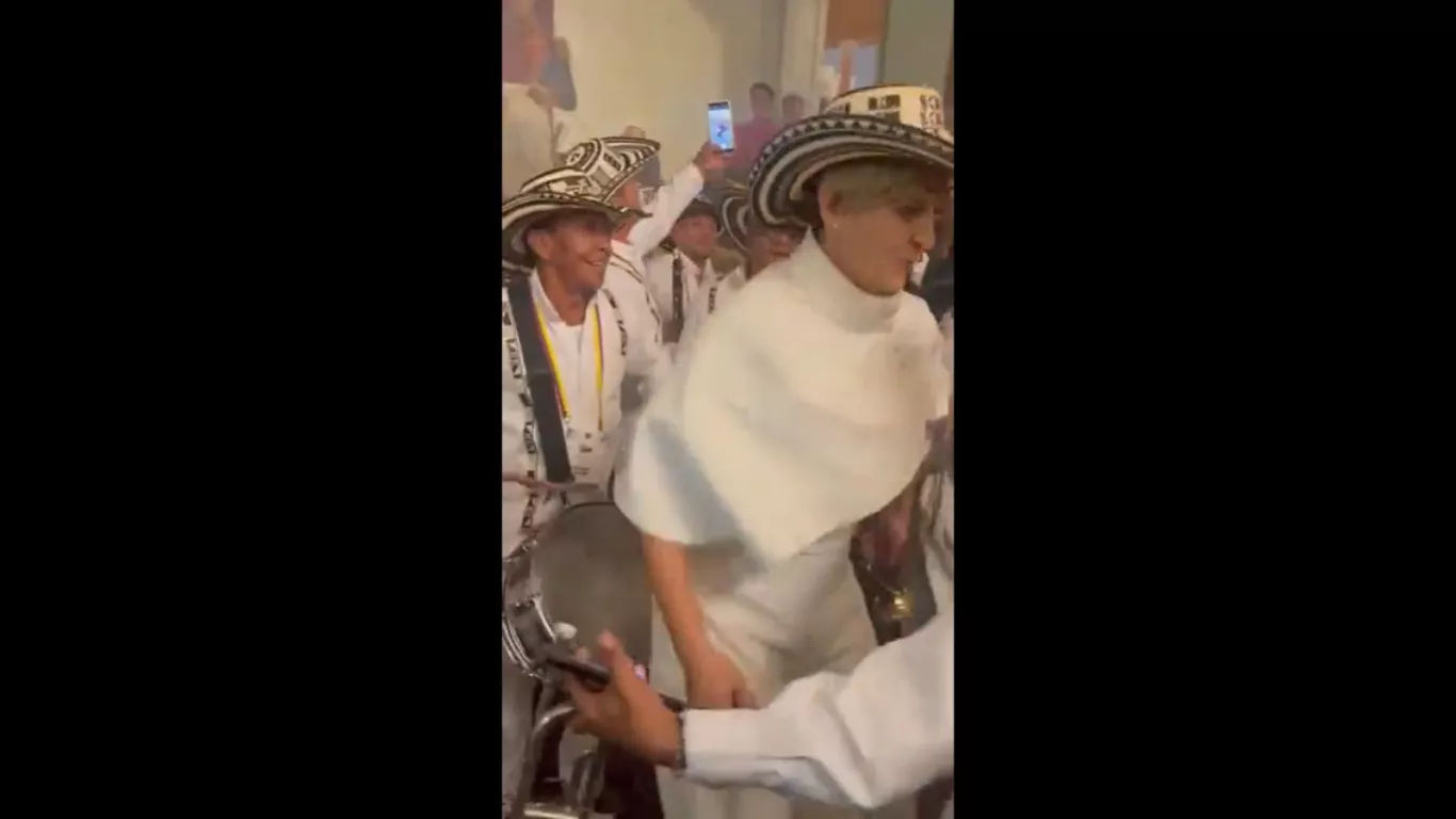 Verónica Alcocer, celebró bailando con la papayera