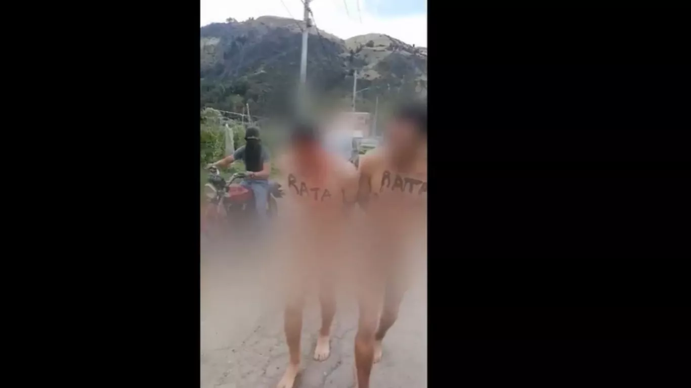 Castigan a presuntos ladrones y los hacen caminar desnudos