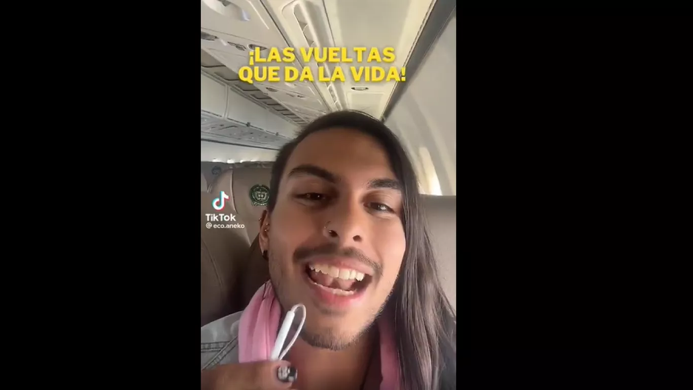 TIKTOKER EN AVIÓN