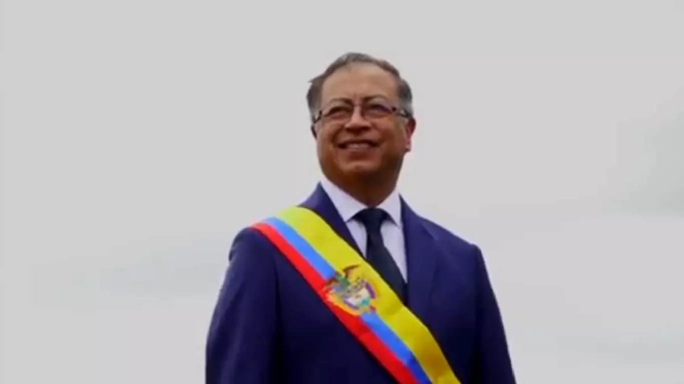 Petro se prueba la banda presidencial