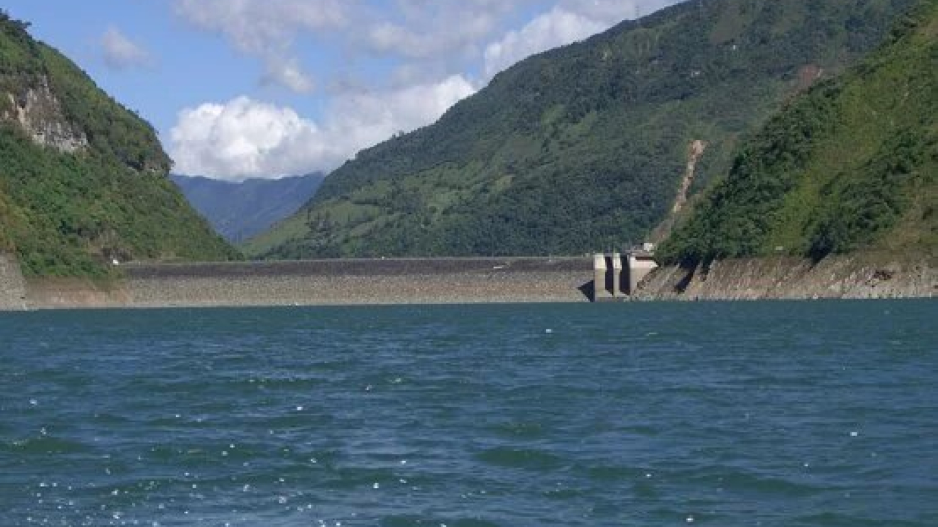 Dos unidades de la Hidroeléctrica El Guavio dejarán de funcionar por bloqueo en la vía