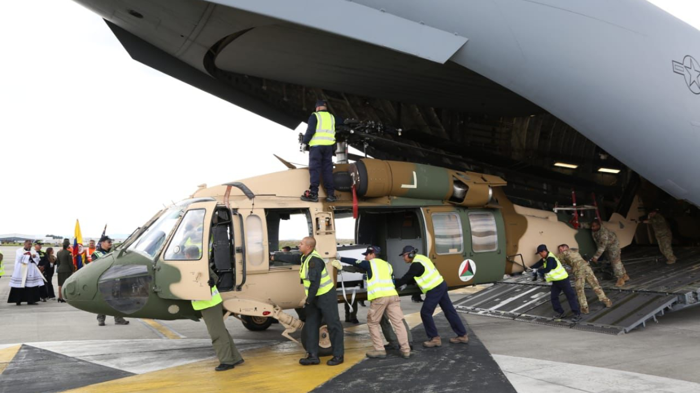 Llegan a Colombia helicópteros que donó Estados Unidos 