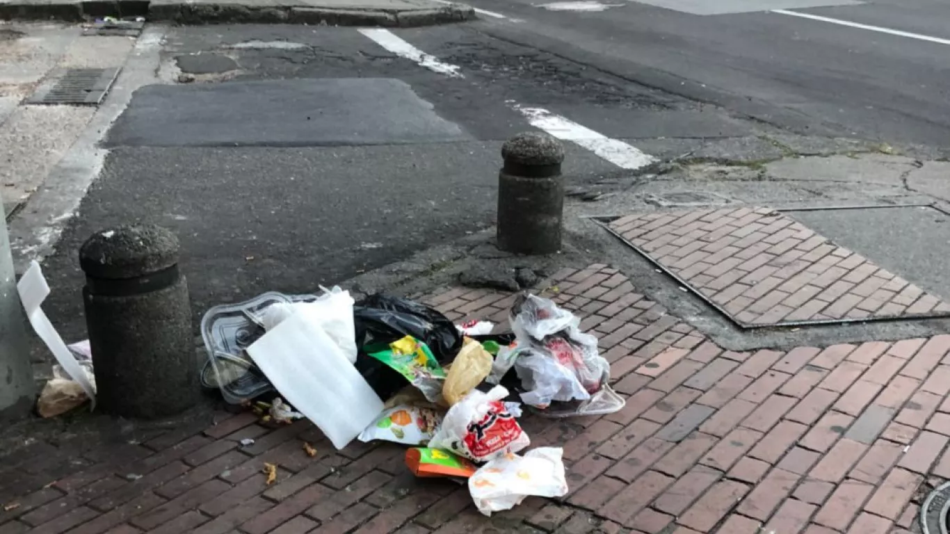 Aumentaron los comparendos por arrojar basura en espacio público en Bogotá