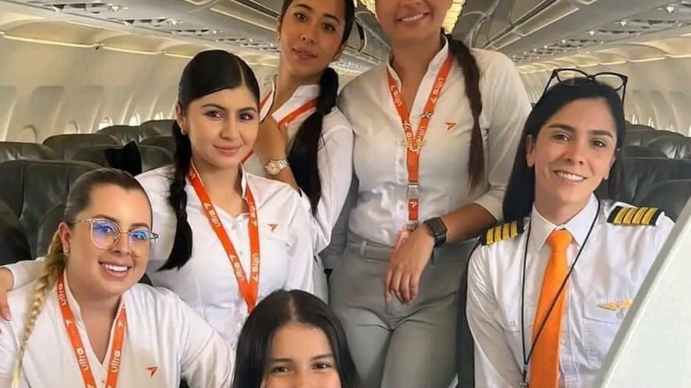 Primer vuelo en Colombia con tripulación femenina completa