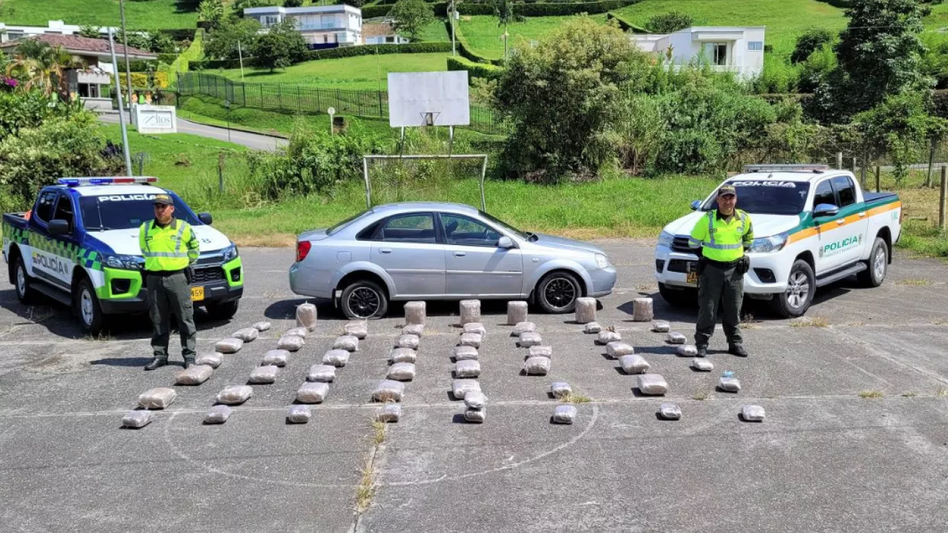 Autoridades hallaron 100 kilos de marihuana en un vehículo abandonado