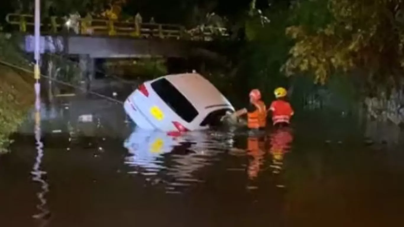 CARRO INUNDADO EN MEDELLÍN