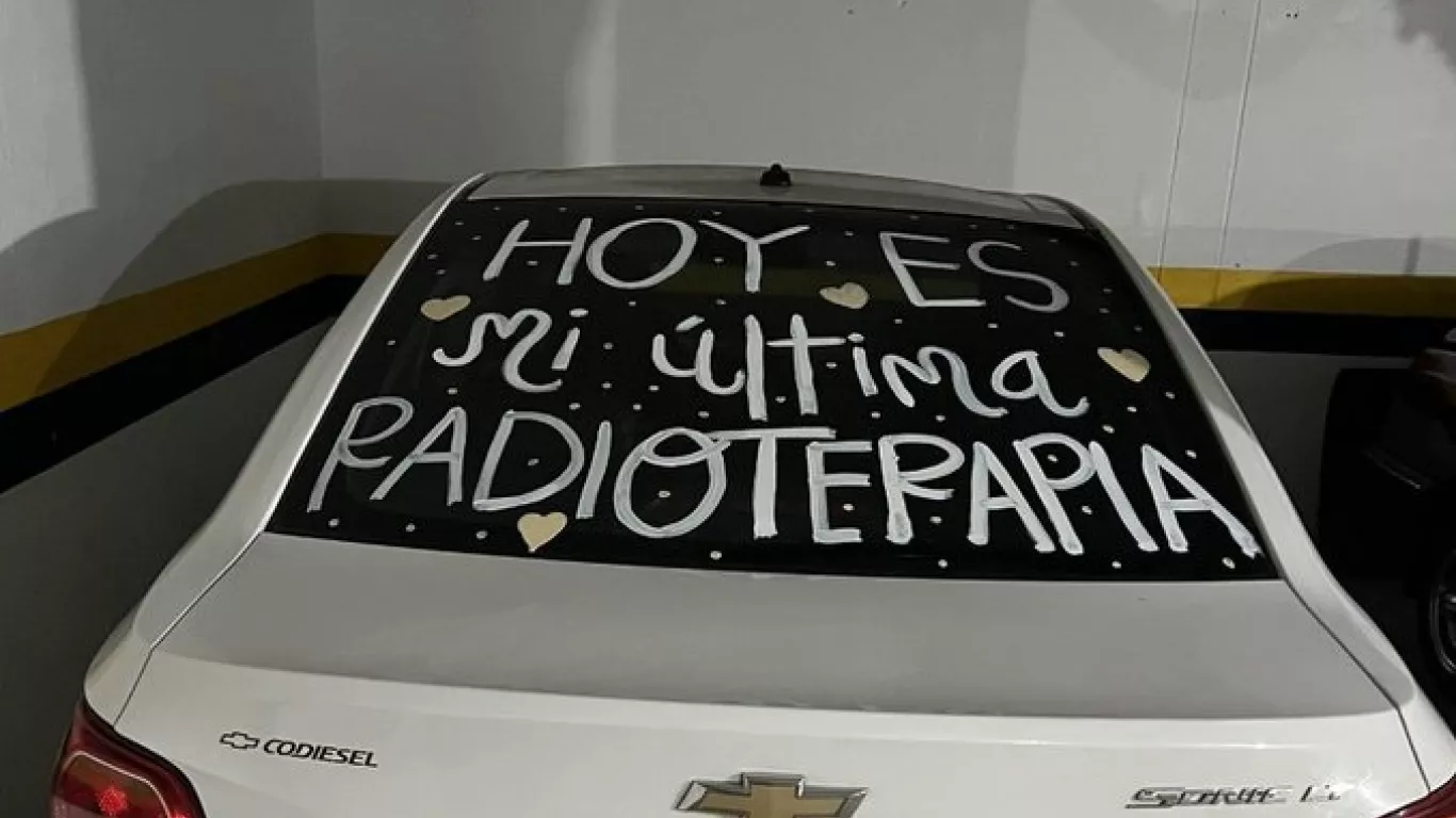 Mujer hace curiosa celebración de su última radioterapia