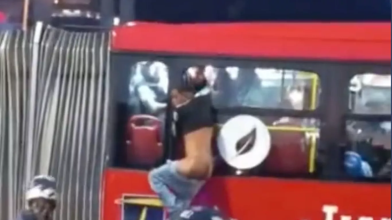 TransMilenio: delincuente pierde hasta la ropa interior en intento de hurto