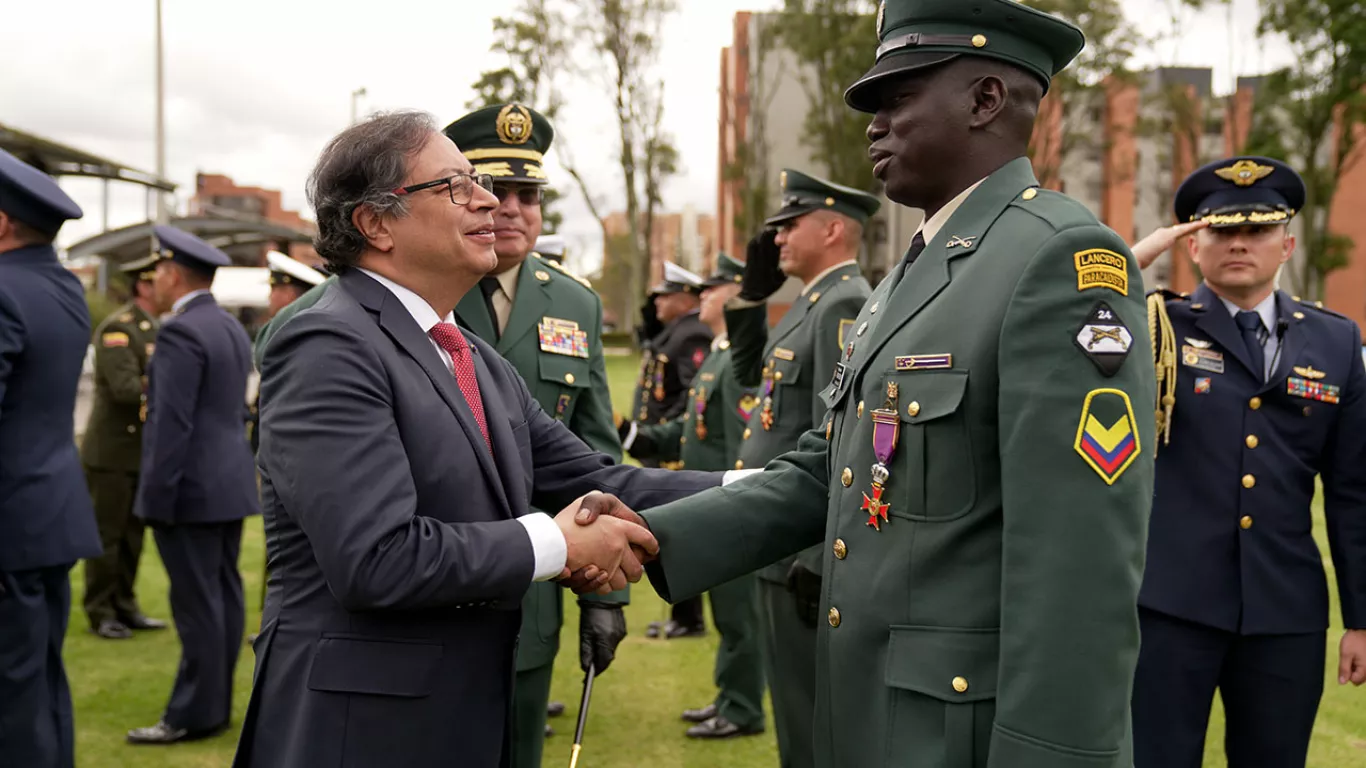 Petro con soldado