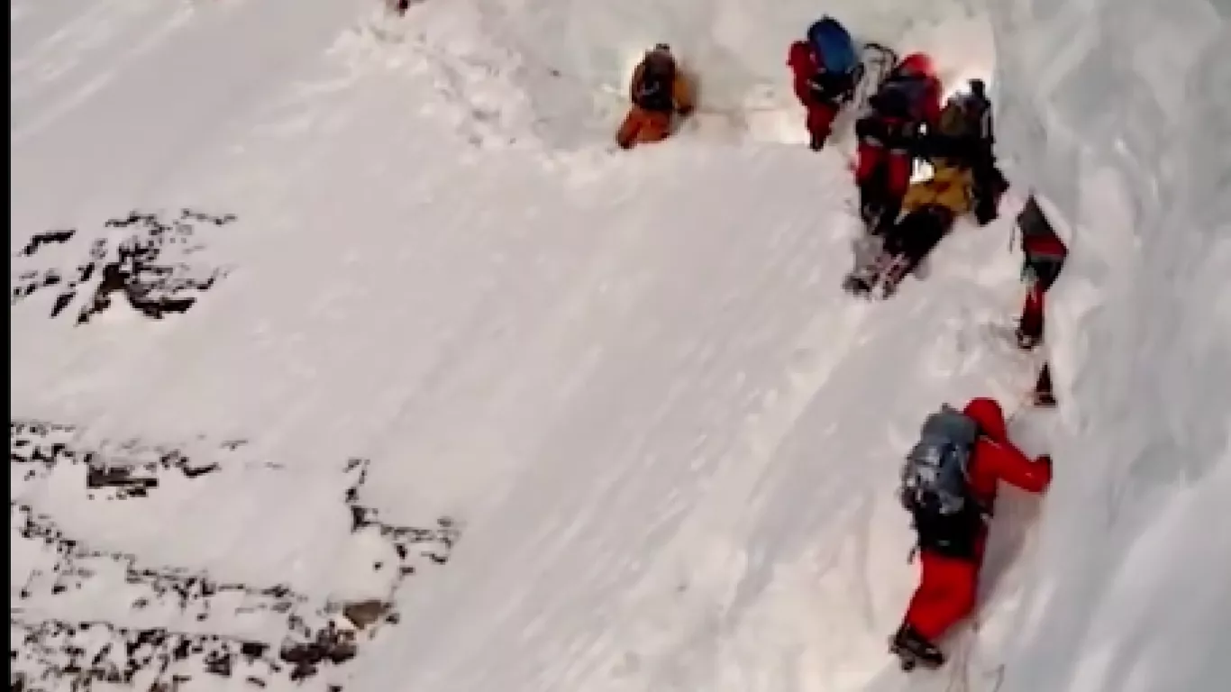 Alpinistas en problemas muere
