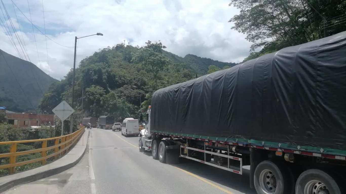 VEHÍCULOS DE CARGA VÍA AL LLANO