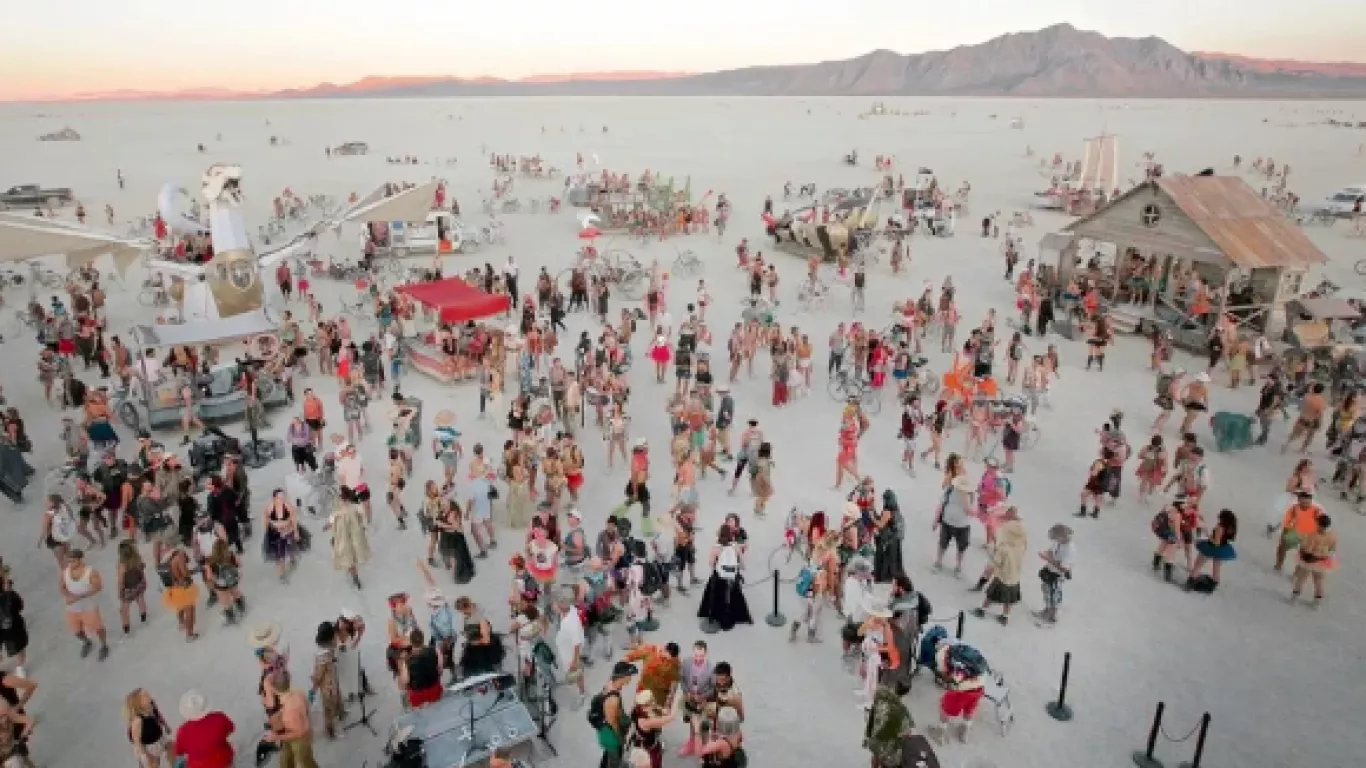 Asistentes a festival Burning Man 