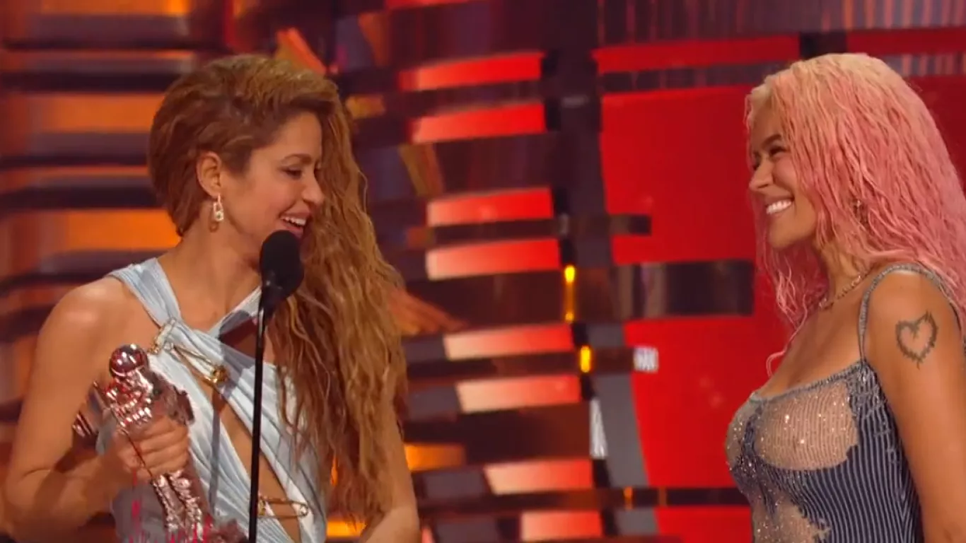 SHAKIRA Y KAROL G PREMIO MTV