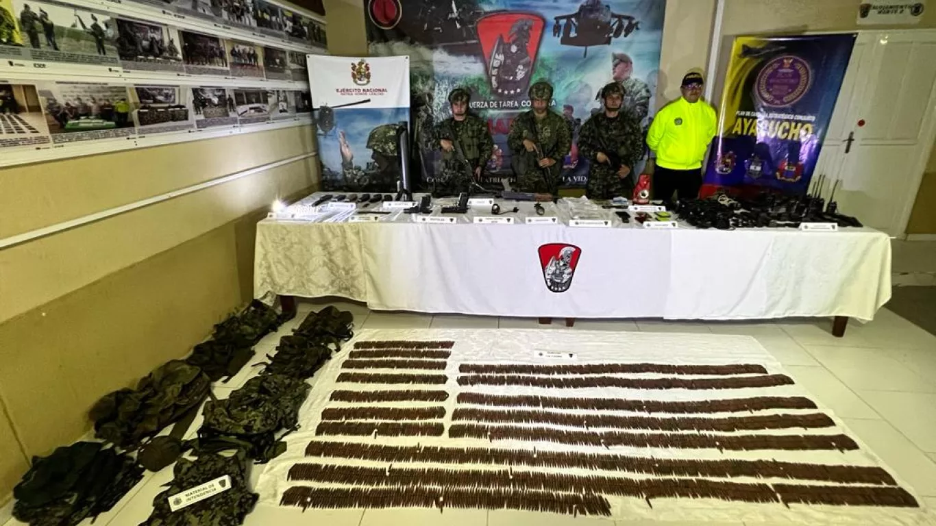 incautan arsenal y central de comunicaciones