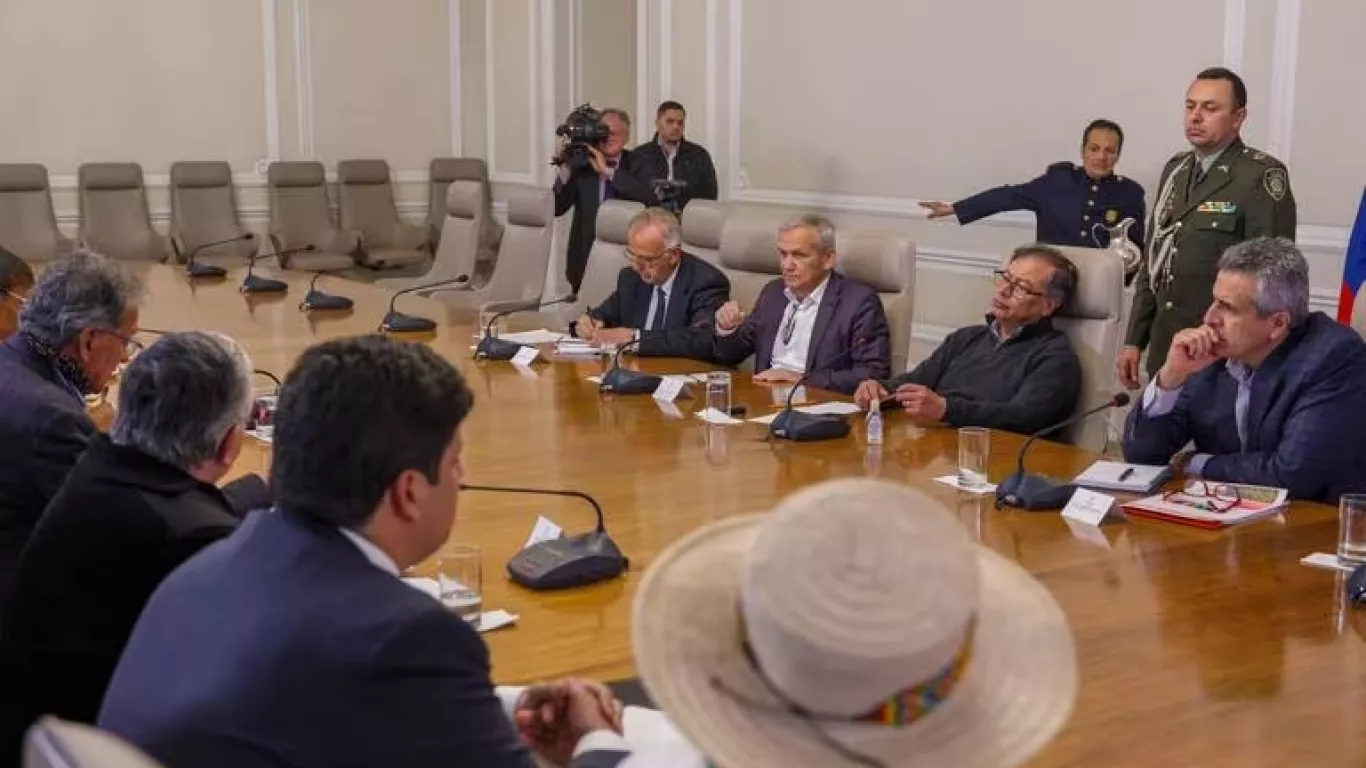 petro y negociadores FARC