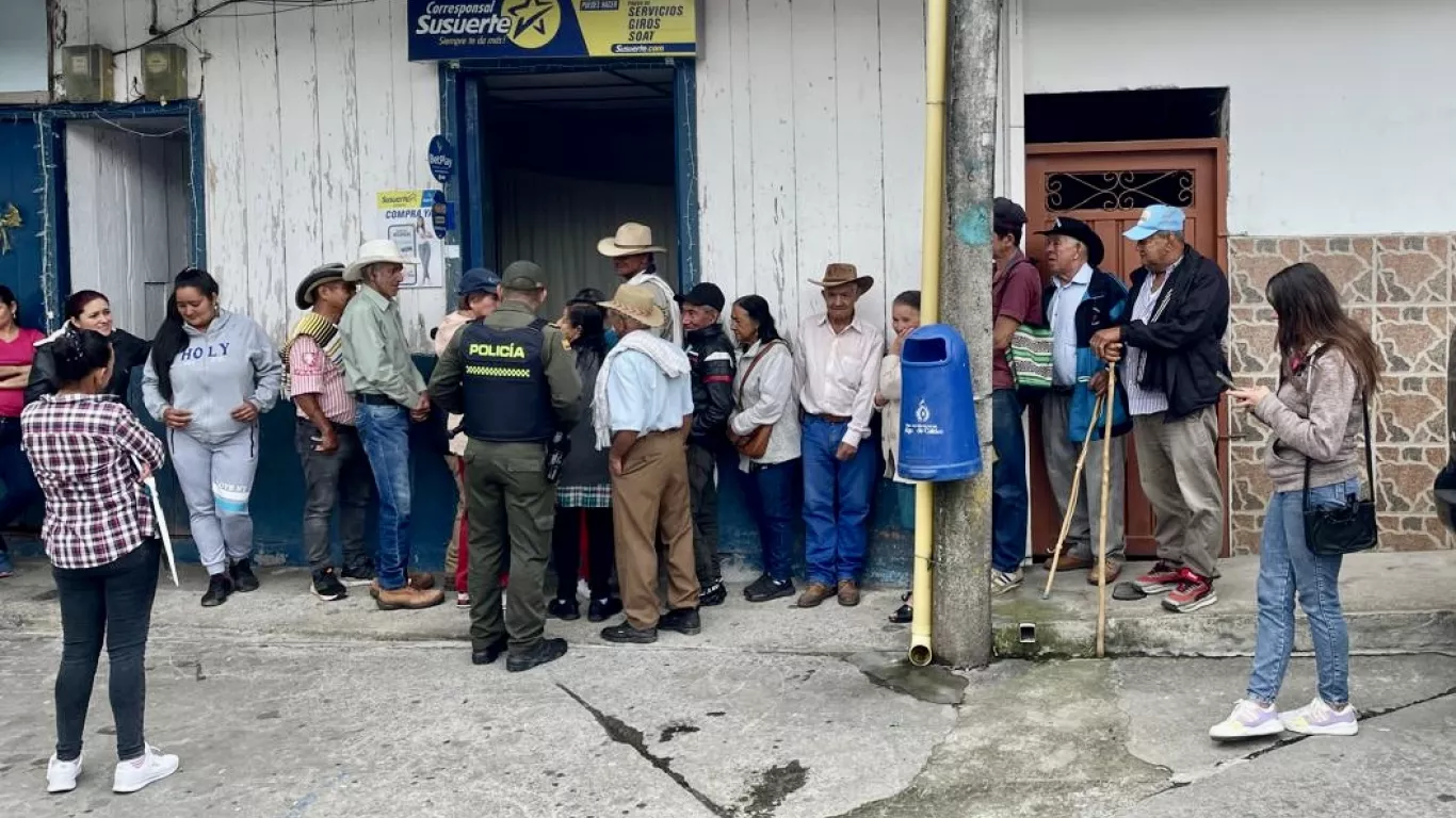 gente esperando en al calle