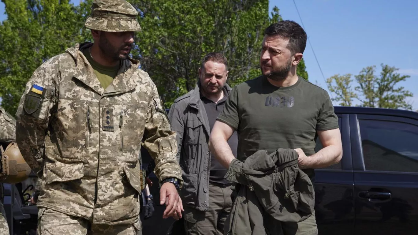 presidente ucraniano y soldado