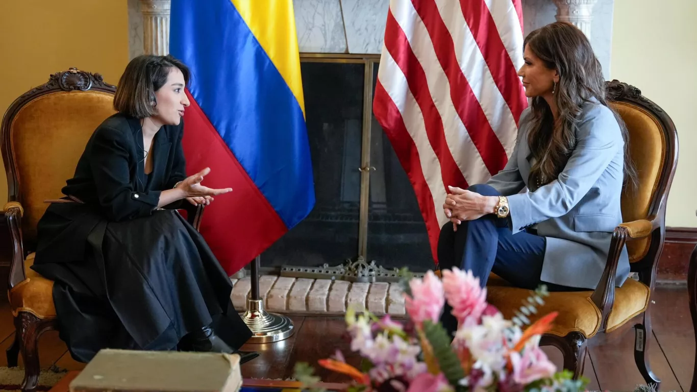 Laura Sarabia y Kristy Noem