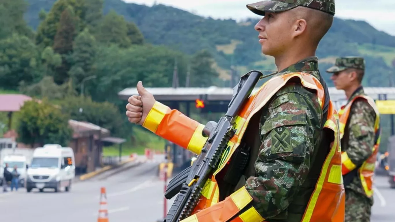 soldado en carretera 25