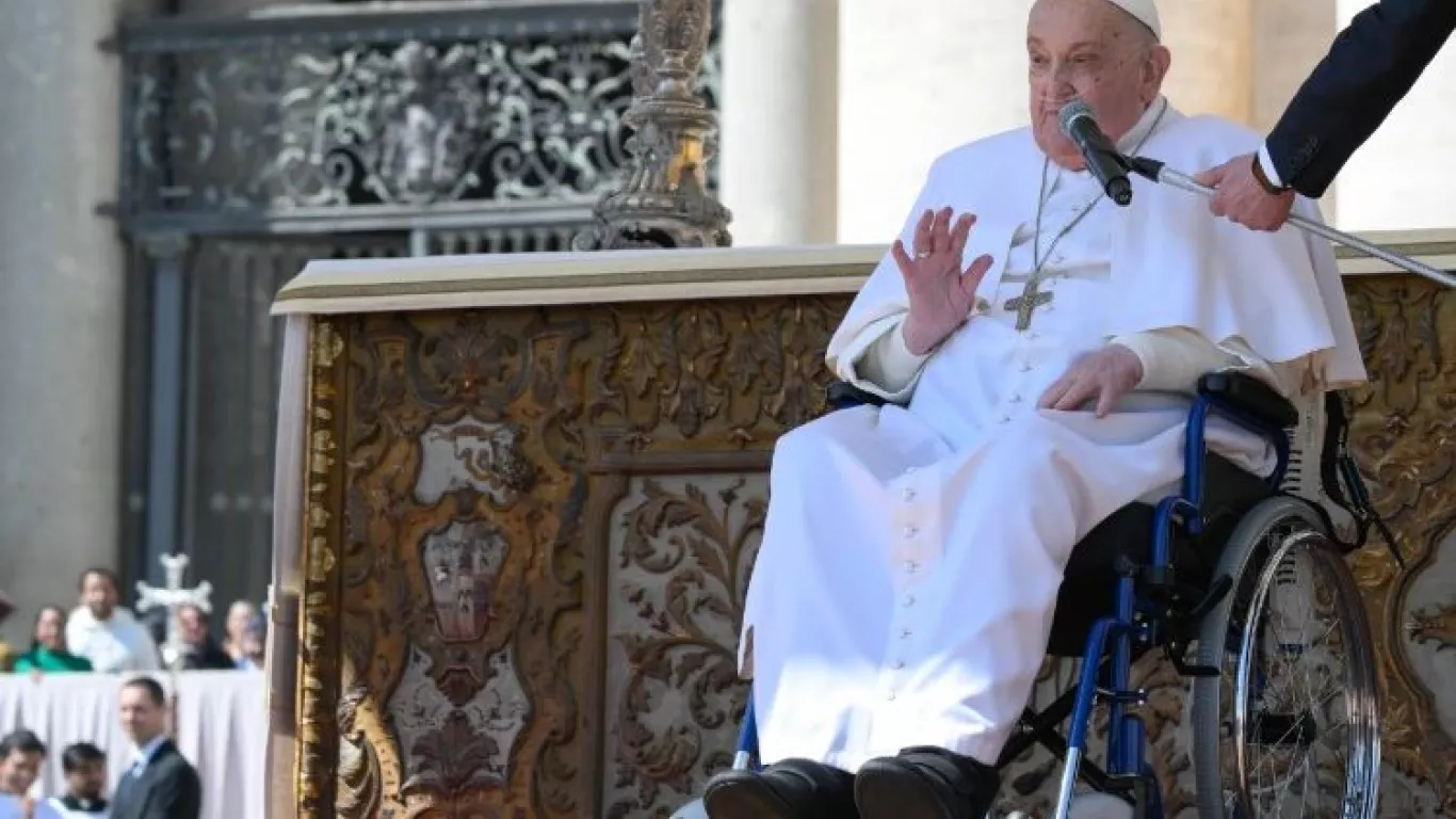 papa francisco reaparece