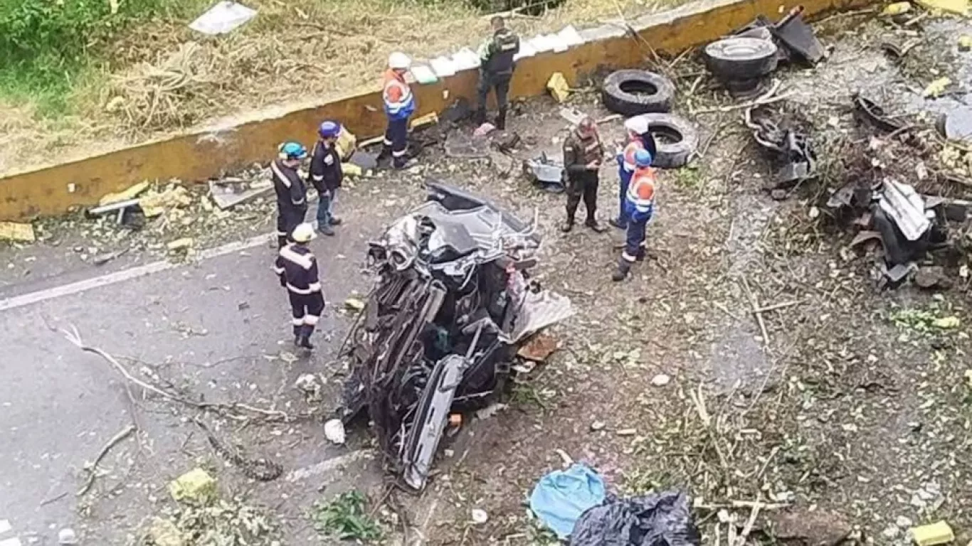 tractomula se precipitó a un abismo cerca al Alto de la Línea