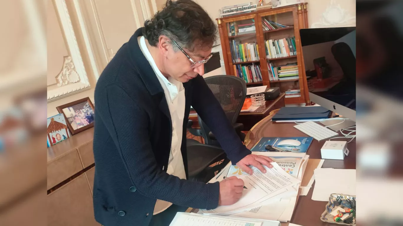 Petro firmando el decretazo