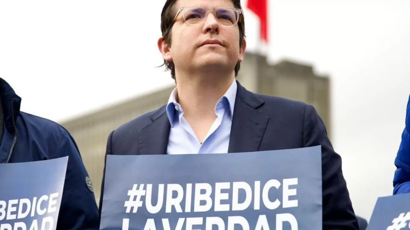Miguel Uribe con Julio C. Turbay y su abuela Nidia Quintero