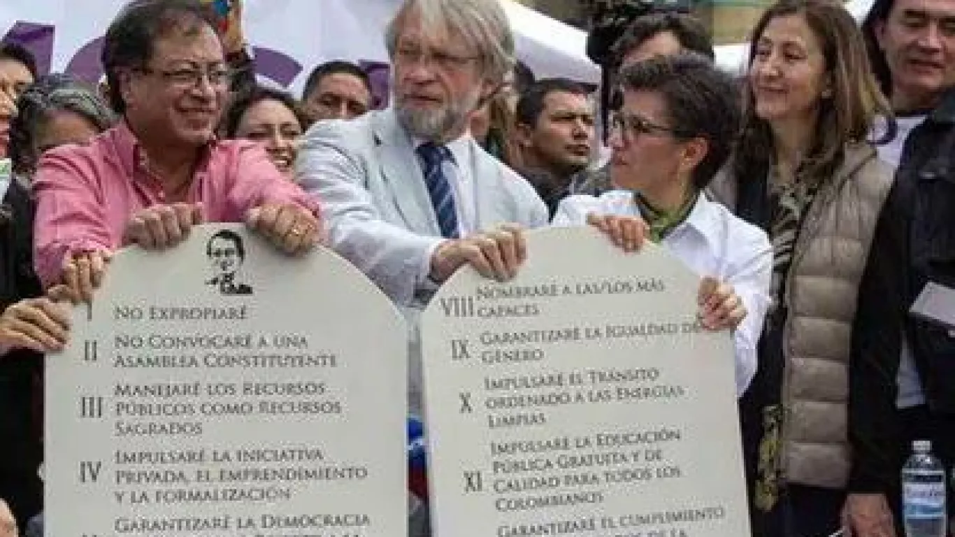 Petro firmando en marmol