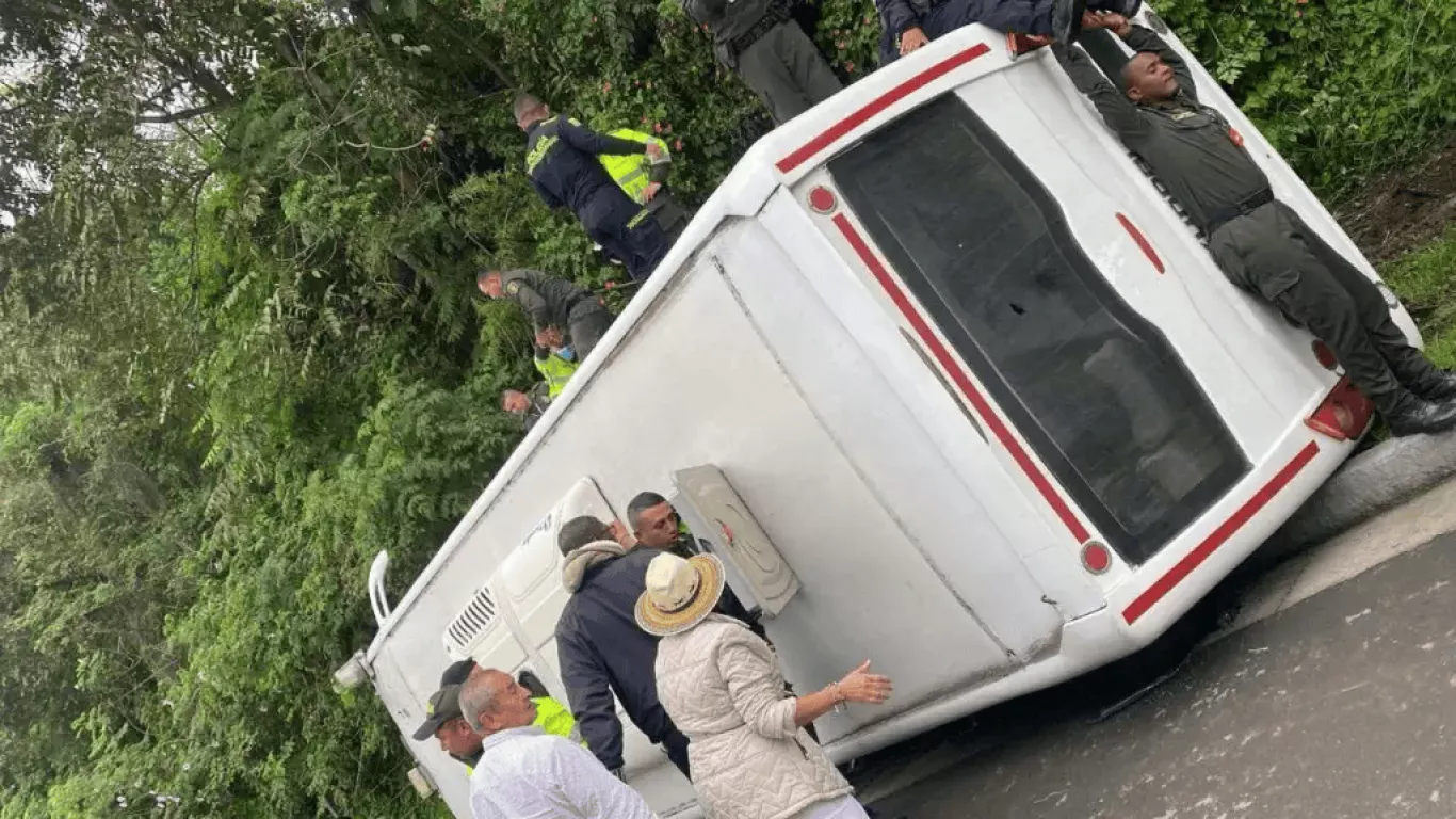 volcamiento bus policia