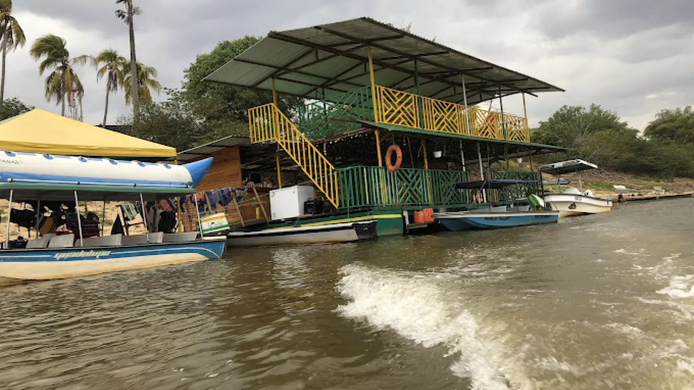 restaurante flotante puerto gaitán