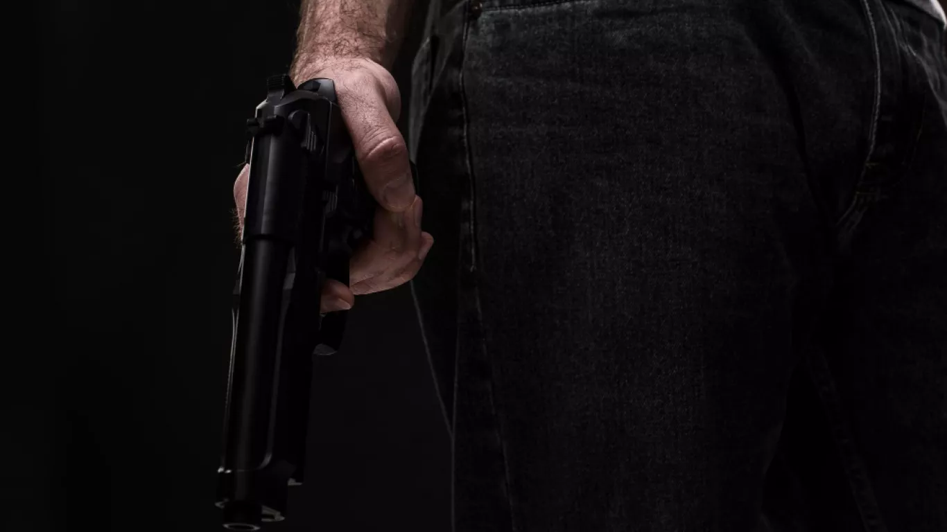 hombre con arma en la mano