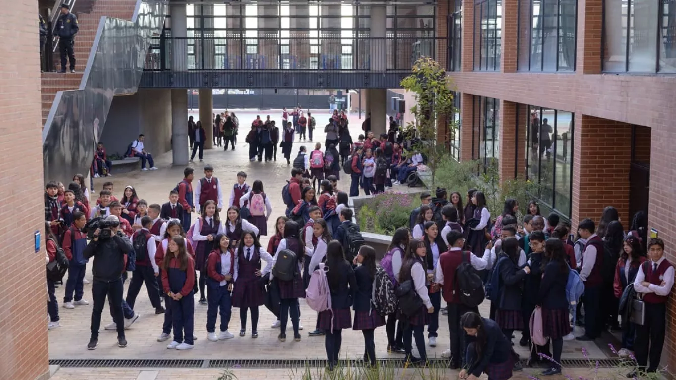 Regreso a clases en 412 colegios públicos de Bogotá: inauguran uno ...