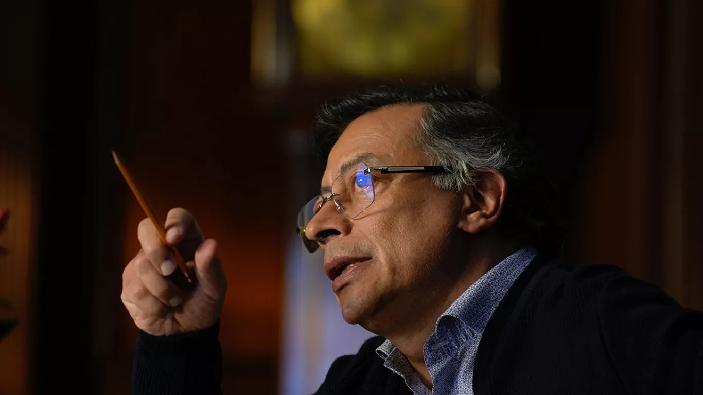 Gustavo Petro primer plano de perfil