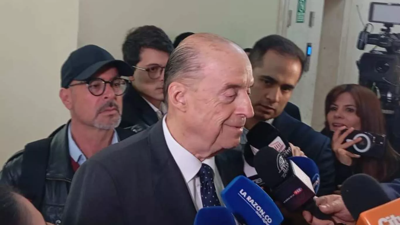 Alvaro Leyva en Cámara Ardiente de Miguel Uribe Turbay