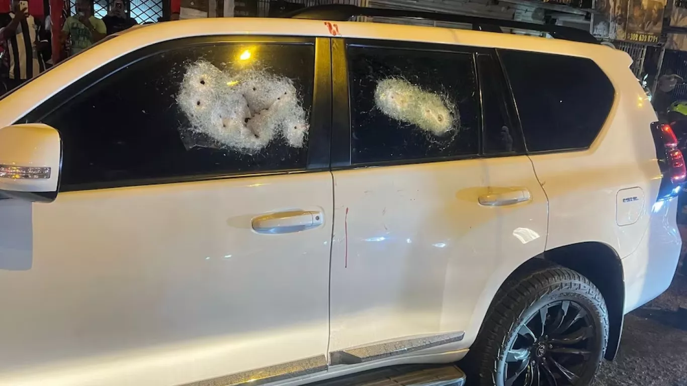Camioneta blindada atacada en Cali